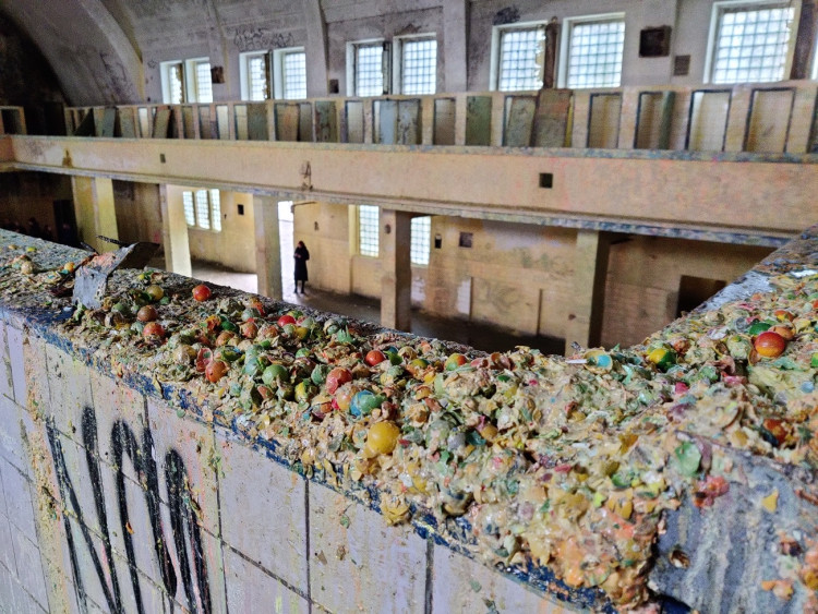 Objekt lázní využívali hráči paintballu. Po nich tu zůstala obrovská vrstva barevných kuliček