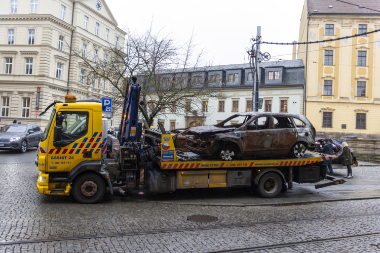 FOTOGALERIE: Válku na Ukrajině připomínají v Olomouci zdevastovaná auta