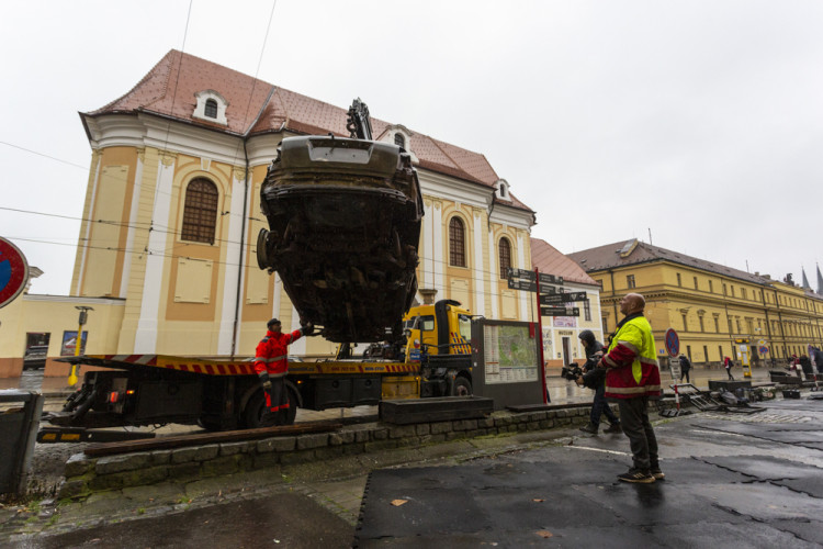 FOTOGALERIE: Válku na Ukrajině připomínají v Olomouci zdevastovaná auta