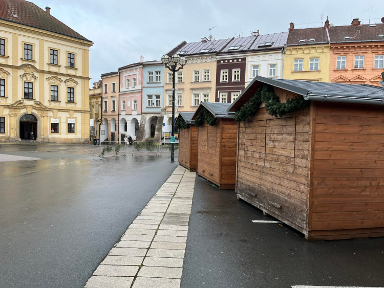 GALERIE: Příprava vánočních trhů v Hradci Králové
