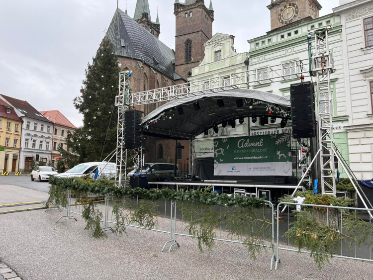 GALERIE: Příprava vánočních trhů v Hradci Králové