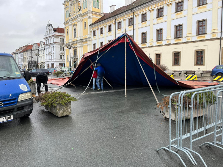 GALERIE: Příprava vánočních trhů v Hradci Králové