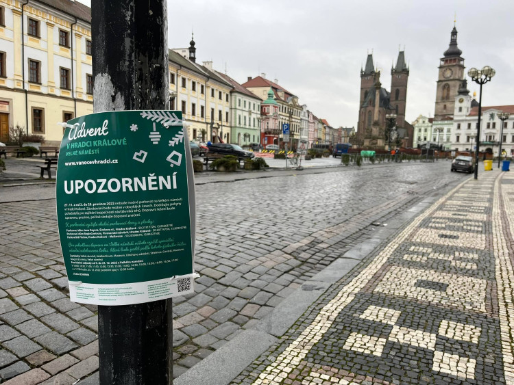 GALERIE: Příprava vánočních trhů v Hradci Králové