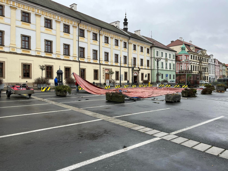 GALERIE: Příprava vánočních trhů v Hradci Králové