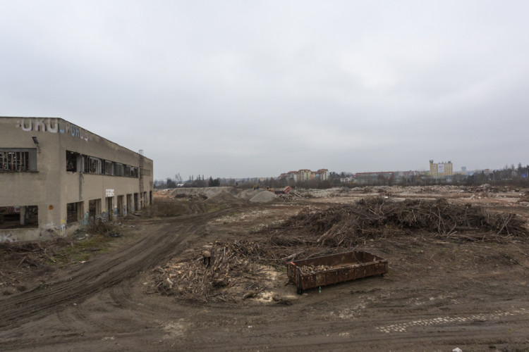 FOTOGALERIE: Budovy na Velkomoravské šly k zemi. Bývalý vojenský areál prochází přeměnou