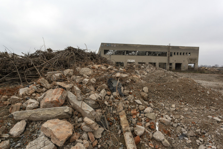 FOTOGALERIE: Budovy na Velkomoravské šly k zemi. Bývalý vojenský areál prochází přeměnou
