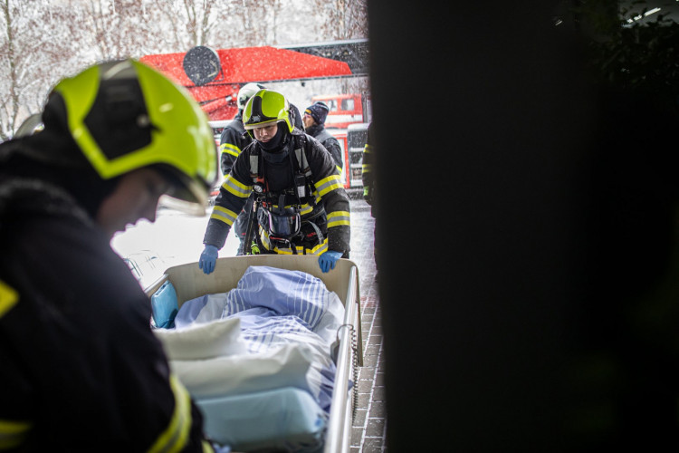 GALERIE: Cvičná evakuace seniorcentra v Hradci Králové