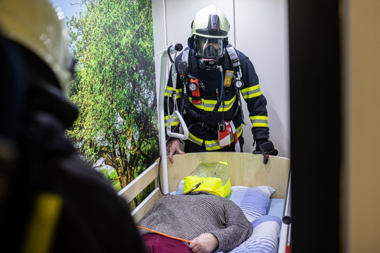 GALERIE: Cvičná evakuace seniorcentra v Hradci Králové