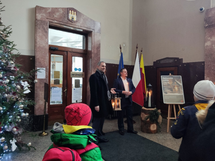 FOTOGALERIE: Skauti přinesli Betlémské světlo. Na magistrátu bude až do ledna