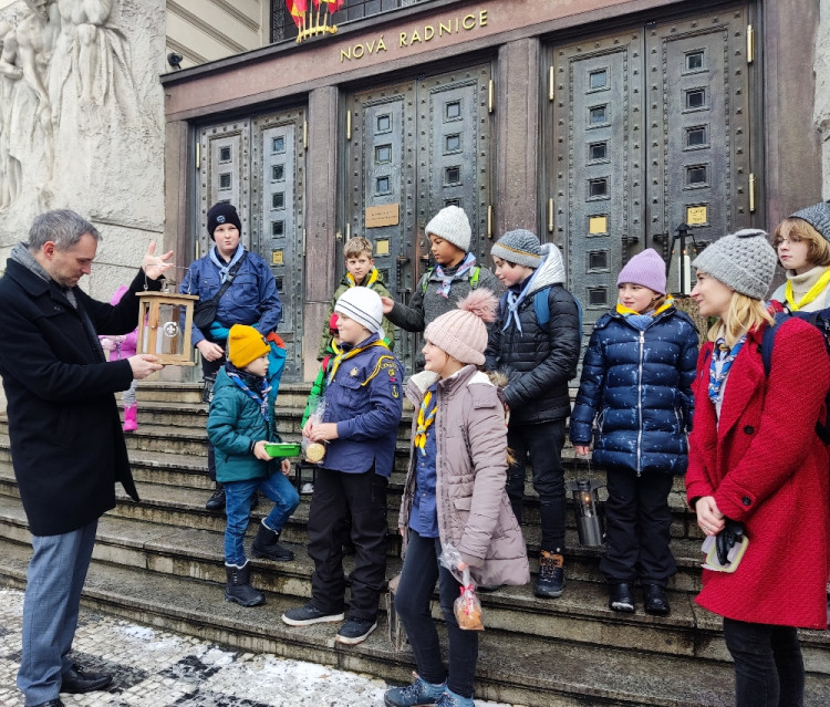 FOTOGALERIE: Skauti přinesli Betlémské světlo. Na magistrátu bude až do ledna