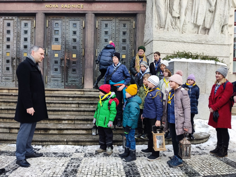 FOTOGALERIE: Skauti přinesli Betlémské světlo. Na magistrátu bude až do ledna