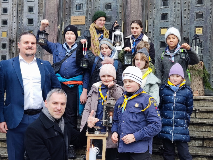 FOTOGALERIE: Skauti přinesli Betlémské světlo. Na magistrátu bude až do ledna
