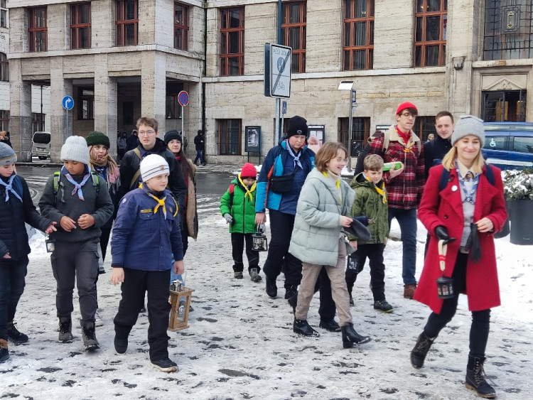 FOTOGALERIE: Skauti přinesli Betlémské světlo. Na magistrátu bude až do ledna