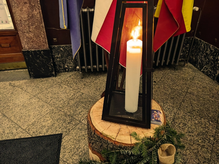 FOTOGALERIE: Skauti přinesli Betlémské světlo. Na magistrátu bude až do ledna