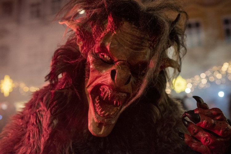 Přehlídka krampusáků zaplnila olomoucká náměstí na maximum