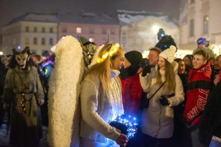 Přehlídka krampusáků zaplnila olomoucká náměstí na maximum