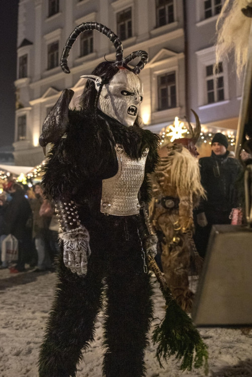 Přehlídka krampusáků zaplnila olomoucká náměstí na maximum