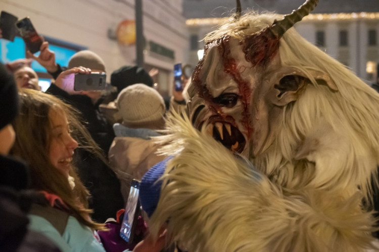 Přehlídka krampusáků zaplnila olomoucká náměstí na maximum