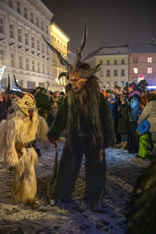 Přehlídka krampusáků zaplnila olomoucká náměstí na maximum