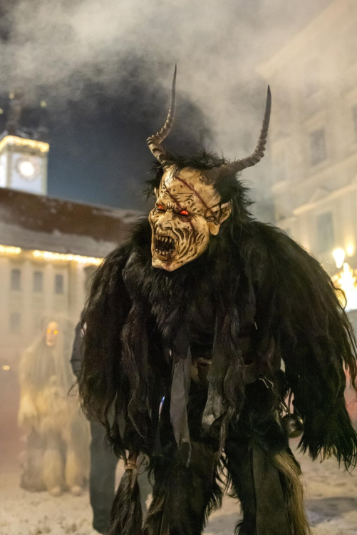 Přehlídka krampusáků zaplnila olomoucká náměstí na maximum