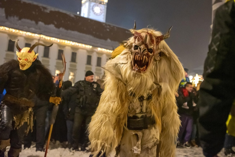 Přehlídka krampusáků zaplnila olomoucká náměstí na maximum
