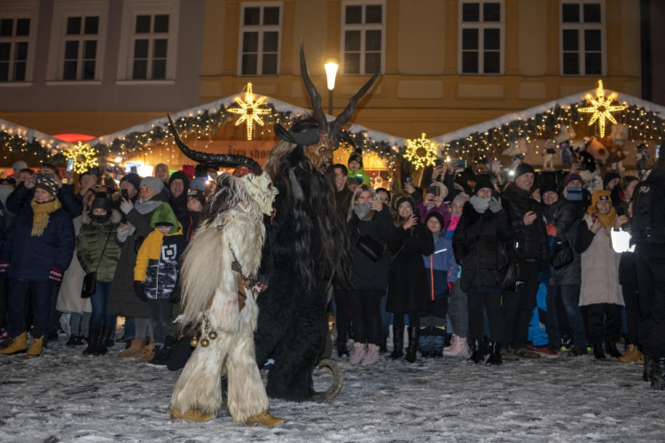 Přehlídka krampusáků zaplnila olomoucká náměstí na maximum