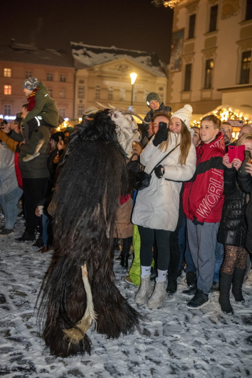Přehlídka krampusáků zaplnila olomoucká náměstí na maximum