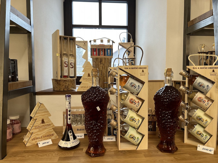 Z bývalé stodoly vyrostl stylový obchod Svachovka. Nabízí to nejlepší ze stejnojmenné destilérky i čokoládovny