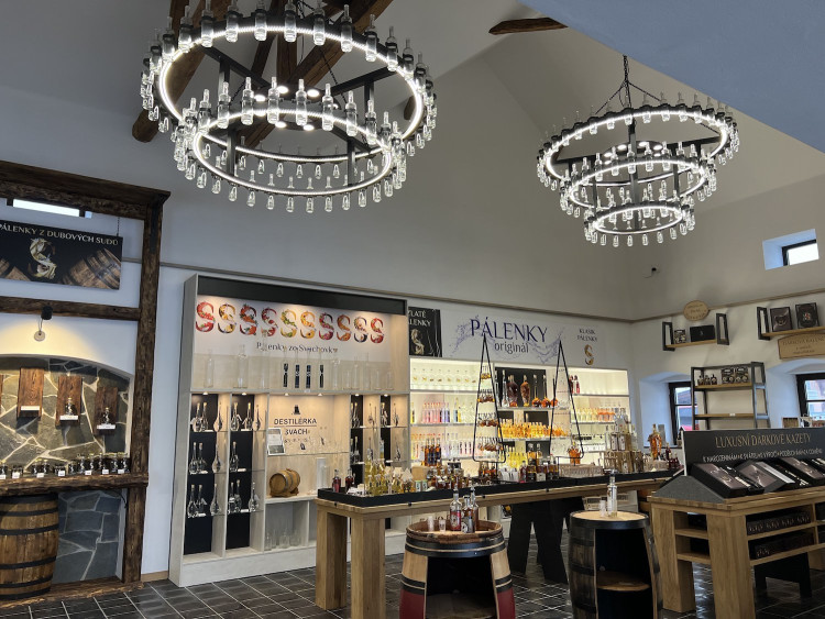 Z bývalé stodoly vyrostl stylový obchod Svachovka. Nabízí to nejlepší ze stejnojmenné destilérky i čokoládovny