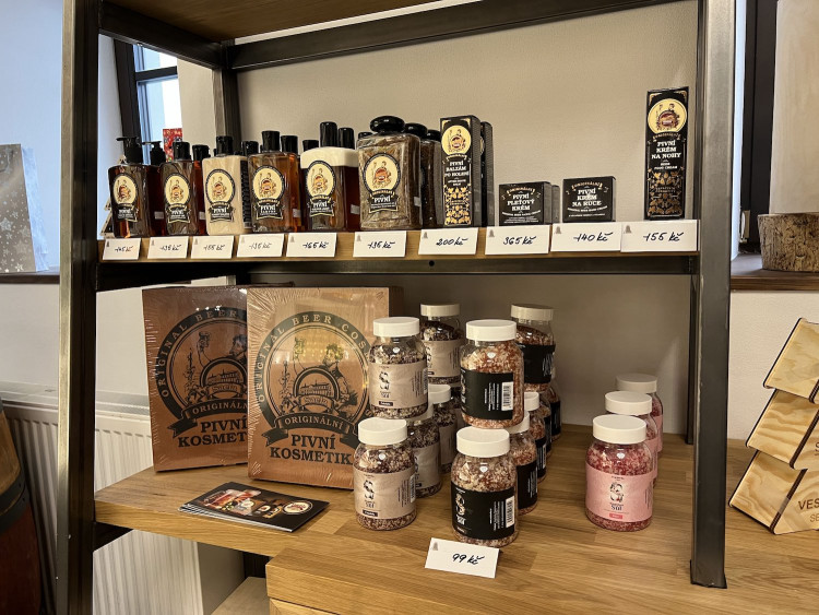 Z bývalé stodoly vyrostl stylový obchod Svachovka. Nabízí to nejlepší ze stejnojmenné destilérky i čokoládovny