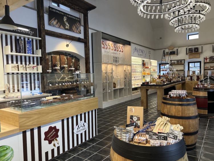 Z bývalé stodoly vyrostl stylový obchod Svachovka. Nabízí to nejlepší ze stejnojmenné destilérky i čokoládovny
