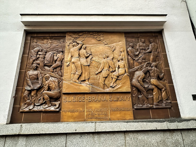 FOTOGALERIE: Reliéf Sušice Brána Šumavy s vyobrazením Adolfa Hitlera