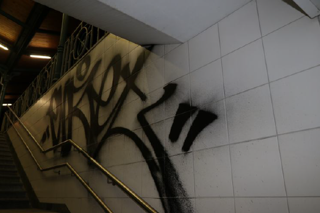 FOTOGALERIE: Sprejer řádil v okolí vlakového nádraží