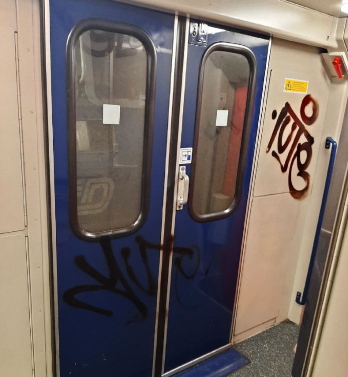 FOTOGALERIE: Sprejer řádil v okolí vlakového nádraží