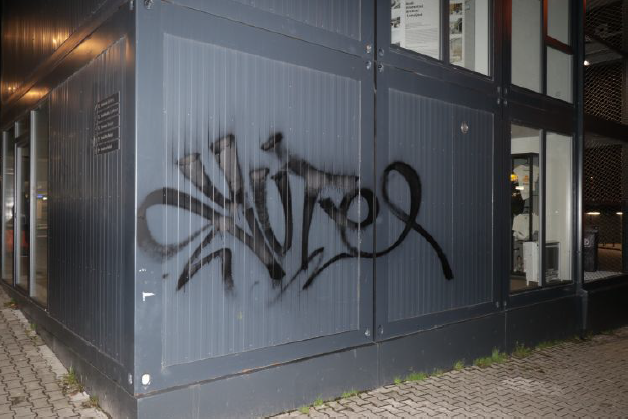 FOTOGALERIE: Sprejer řádil v okolí vlakového nádraží