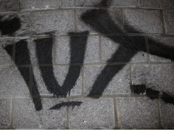 FOTOGALERIE: Sprejer řádil v okolí vlakového nádraží