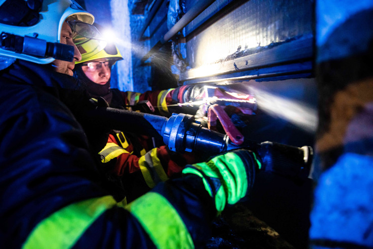 GALERIE: Na Trutnovsku zachvátil požár stáje. Uhynulo asi 150 krav