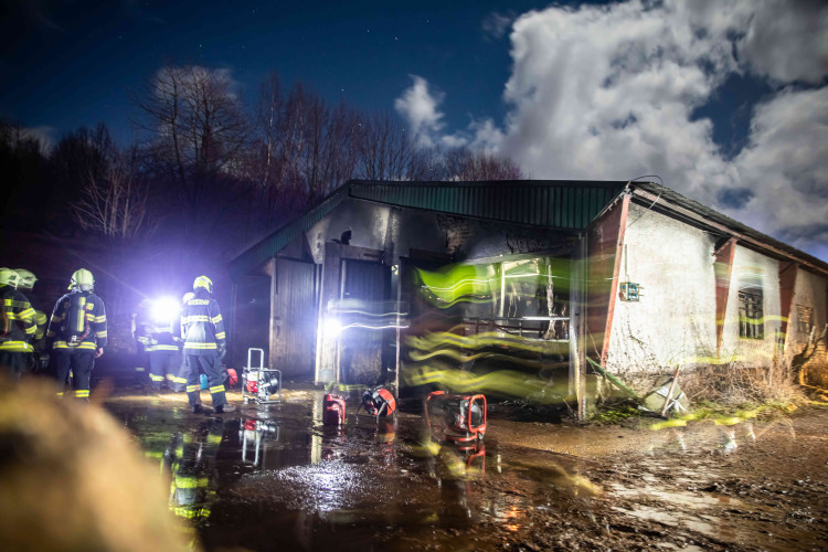 GALERIE: Na Trutnovsku zachvátil požár stáje. Uhynulo asi 150 krav