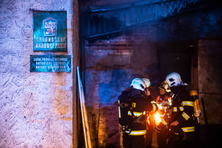 GALERIE: Na Trutnovsku zachvátil požár stáje. Uhynulo asi 150 krav