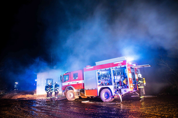 GALERIE: Na Trutnovsku zachvátil požár stáje. Uhynulo asi 150 krav