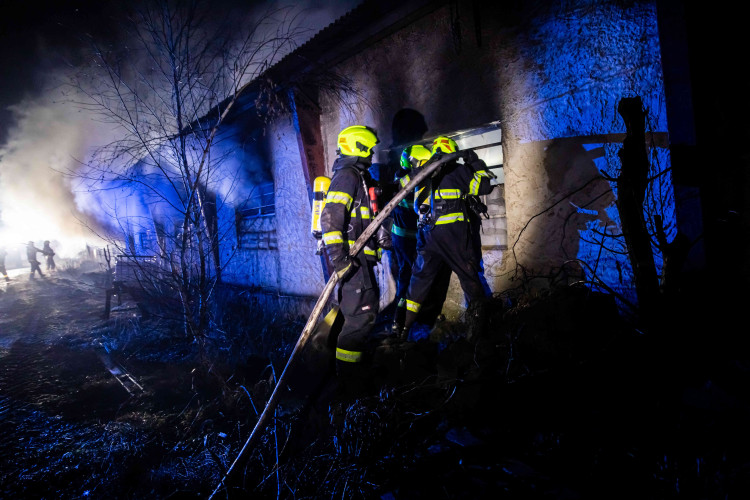 GALERIE: Na Trutnovsku zachvátil požár stáje. Uhynulo asi 150 krav