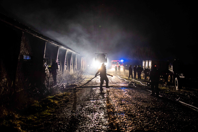 GALERIE: Na Trutnovsku zachvátil požár stáje. Uhynulo asi 150 krav