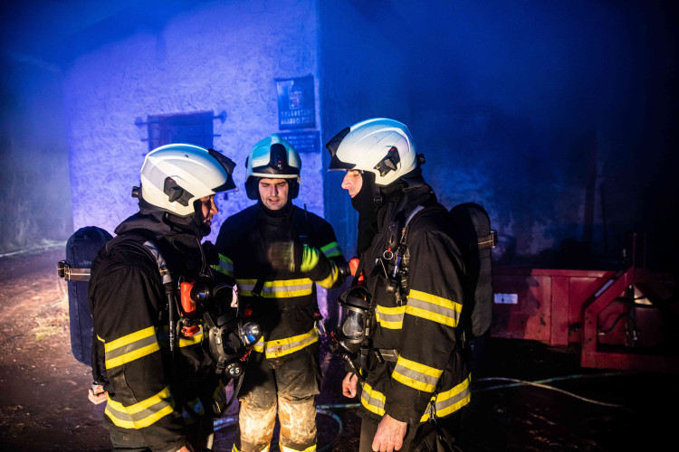 GALERIE: Na Trutnovsku zachvátil požár stáje. Uhynulo asi 150 krav