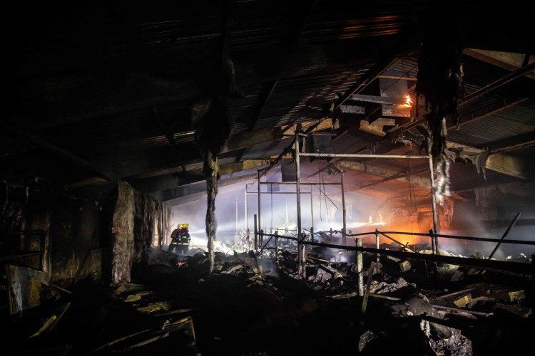 GALERIE: Na Trutnovsku zachvátil požár stáje. Uhynulo asi 150 krav