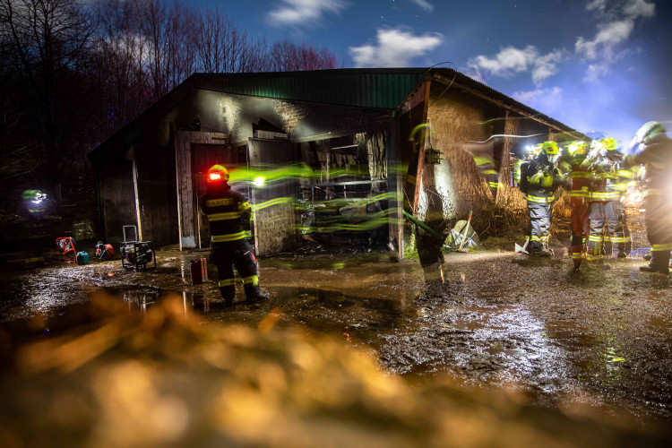 GALERIE: Na Trutnovsku zachvátil požár stáje. Uhynulo asi 150 krav