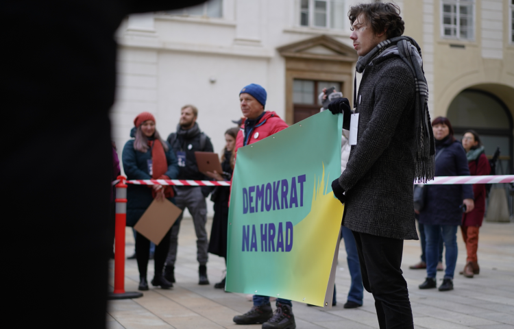 FOTOGALERIE: Na Hradě se sešly stovky lidí. Před volbami kritizovaly Zemanovo působení
