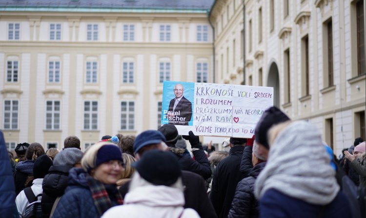FOTOGALERIE: Na Hradě se sešly stovky lidí. Před volbami kritizovaly Zemanovo působení