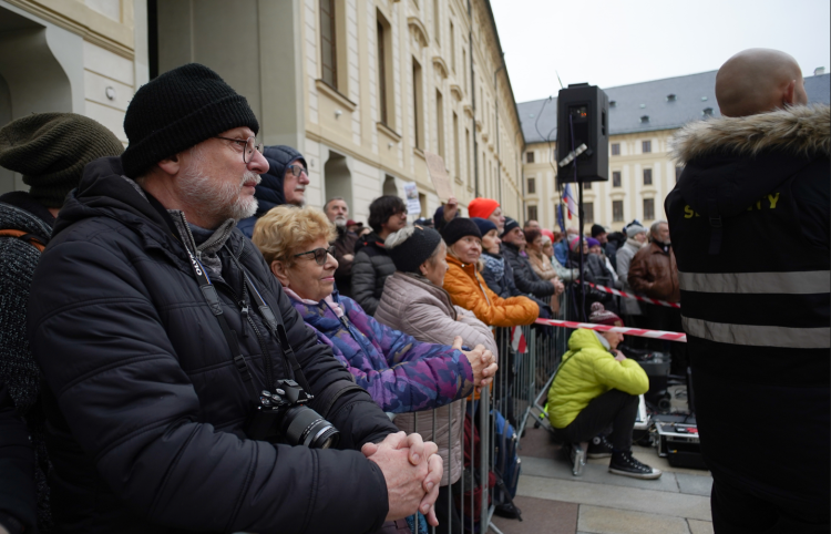 FOTOGALERIE: Na Hradě se sešly stovky lidí. Před volbami kritizovaly Zemanovo působení