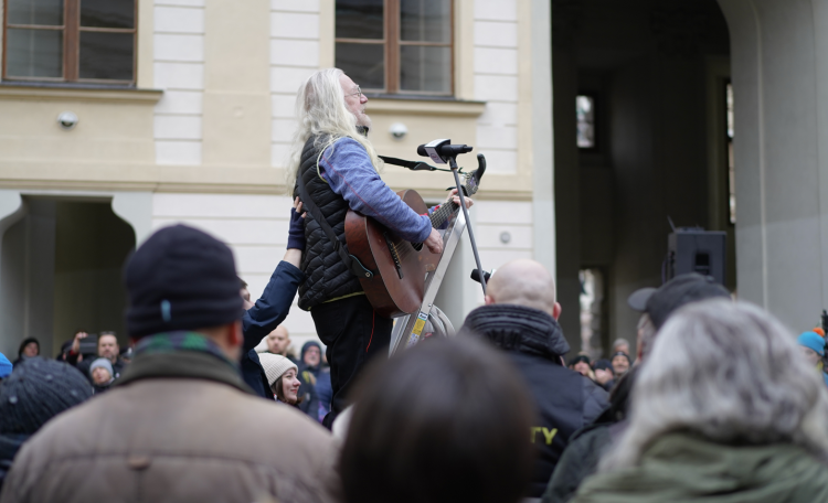 FOTOGALERIE: Na Hradě se sešly stovky lidí. Před volbami kritizovaly Zemanovo působení