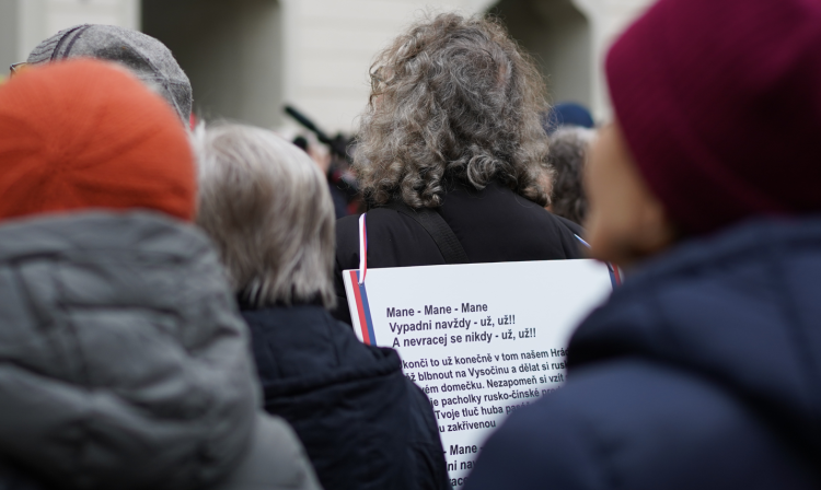 FOTOGALERIE: Na Hradě se sešly stovky lidí. Před volbami kritizovaly Zemanovo působení